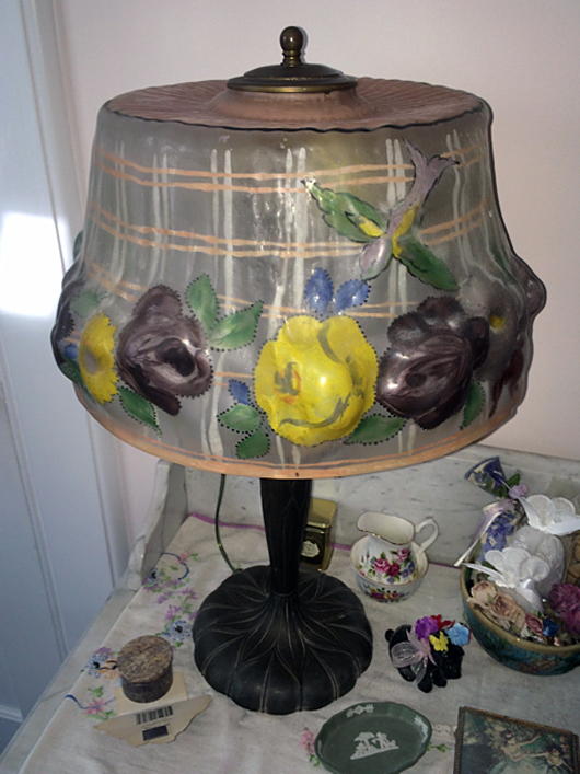 Pairpoint Puffy table lamp with hummingbirds and flowers, made in Meriden, Conn. Tim’s Inc. Auctions image